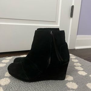 Tom’s suede wedges